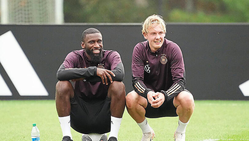 Gute Laune unter dem neuen Bundestrainer in den USA: Antonio Rüdiger (li.) und Julian Brandt bei einer Pause während des DFB-Trainings. Gute Laune unter dem neuen Bundestrainer in den USA: Antonio Rüdiger (li.) und Julian Brandt bei einer Pause während des DFB-Trainings.