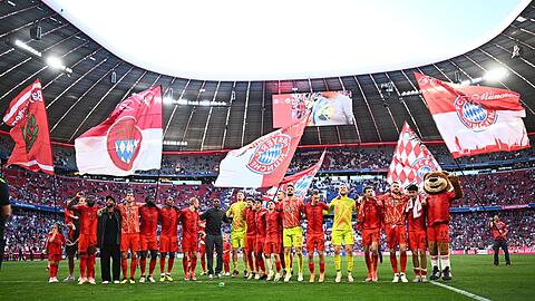 Münchens Spieler bedanken sich bei den Fans nach der Partie.