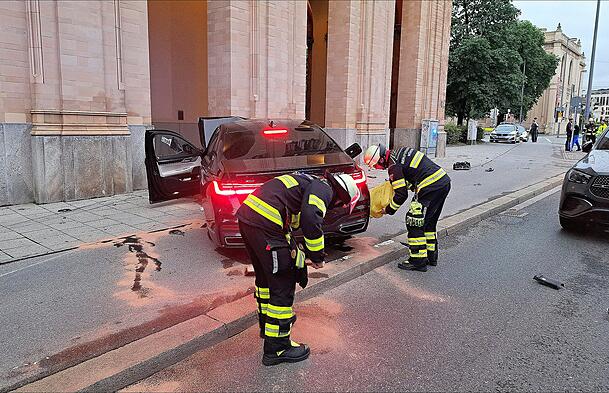 Die Feuerwehr kümmerte sich am Unfallort um auslaufendes Öl und Treibstoff.