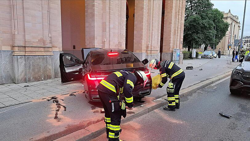Die Feuerwehr kümmerte sich am Unfallort um auslaufendes Öl und Treibstoff.