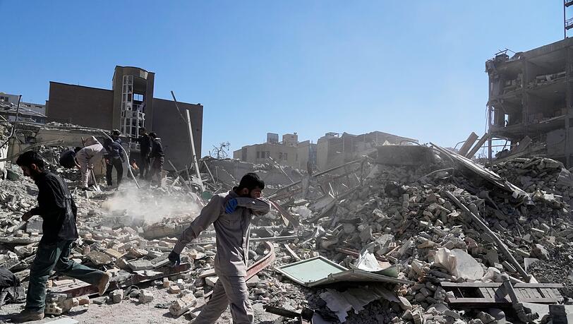 Der örtliche Rote Halbmond berichtet von Attacken in 153 iranischen Städten. Der örtliche Rote Halbmond berichtet von Attacken in 153 iranischen Städten.