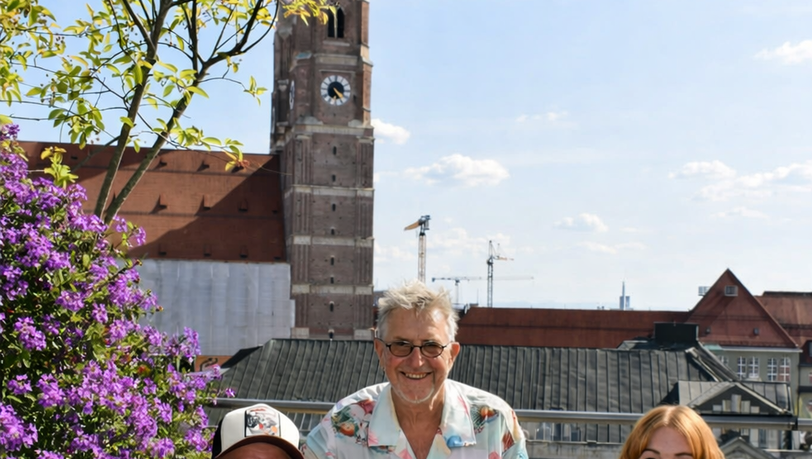 Die Familie Semmelrogge vor der Frauenkirche in München. Die Familie Semmelrogge vor der Frauenkirche in München.