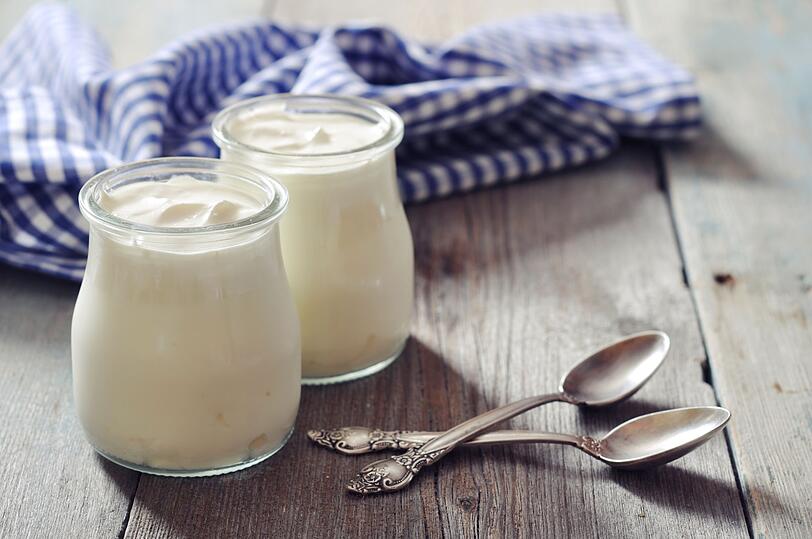 Joghurt ist dank der Milchsäurebakterien und ihrer probiotischen Wirkung ein ideales Frühstück, um die Verdauung in Schwung zu bringen. Entweder pur oder im Müsli unterstützt Joghurt die Darmflora auf natürliche Weise und schmeckt zudem sehr lecker. Für einen nachhaltigen Einfluss sollte Joghurt täglich auf dem Speiseplan stehen. Auch Quark mit Leinöl ist eine gute Kombination bei Reizdarm oder Magen-Darm-Beschwerden. Joghurt ist dank der Milchsäurebakterien und ihrer probiotischen Wirkung ein ideales Frühstück, um die Verdauung in Schwung zu bringen. Entweder pur oder im Müsli unterstützt Joghurt die Darmflora auf natürliche Weise und schmeckt zudem sehr lecker. Für einen nachhaltigen Einfluss sollte Joghurt täglich auf dem Speiseplan stehen. Auch Quark mit Leinöl ist eine gute Kombination bei Reizdarm oder Magen-Darm-Beschwerden.