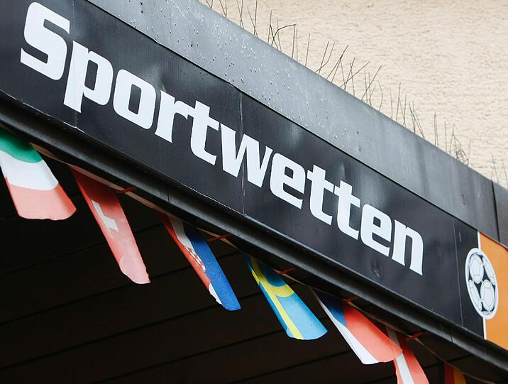 23. März 2011: In einer bundesweit bis dahin einmaligen Grundsatz-Entscheidung erklärt der Bayerische Verwaltungsgerichtshof das kommerzielle Anbieten privater Sportwetten für zulässig. Das staatliche Sportwettenmonopol in Deutschland genüge nicht den EU-rechtlichen Anforderungen. Zuvor war die Lotto-Sportwette Oddset die einzige legale Sportwette in Deutschland.