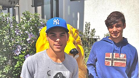 Kevin Volland besuchte am Dienstag seine Ex-Kollegen an der Grünwalder Straße. Mit ihm im Bild: Sein Ex-Mitbewohner und bester Kumpel Christopher Schindler