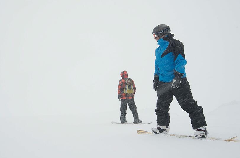Endlich hat das Warten ein Ende: Die Ski-Saison in Bayern hat begonnen. Schon am ersten Wochenende tummelten sich rund 1.000 Wintersport-Fans allein auf der Zugspitze. Die Bilder.