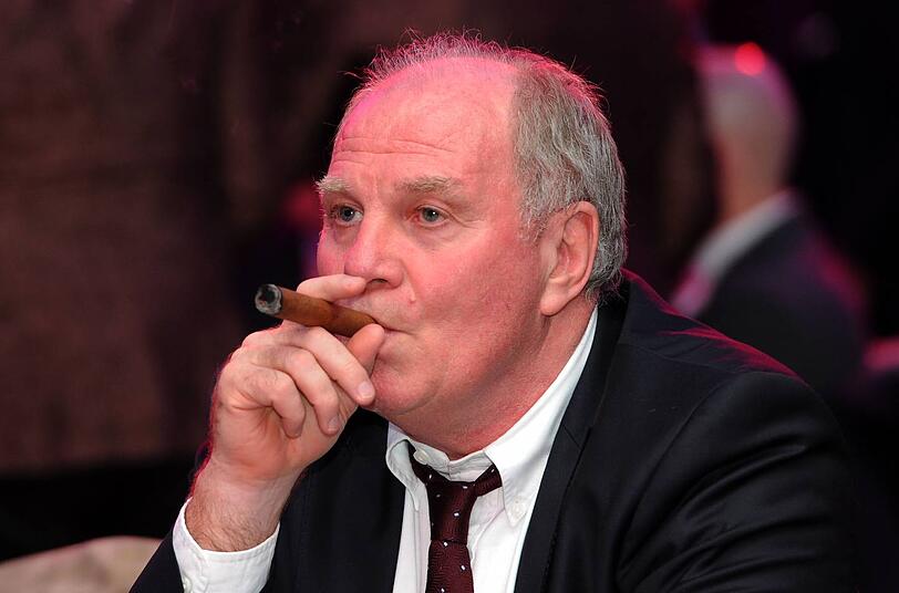 Präsident Uli Hoeneß: Weniger Zigarre rauchen! Mag Bankett-Nebensitzer Pep Guardiola nämlich überhaupt nicht.