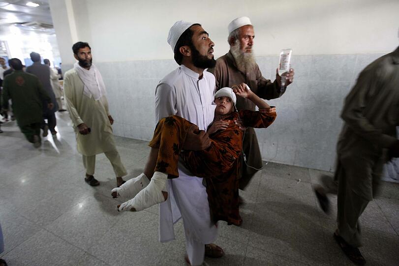 Ein schweres Erdbeben der Stärke 7,7 hat die Hindukusch-Regionen in Afghanistan, Pakistan und Indien erschüttert.