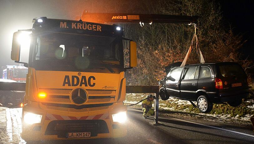 Die Autos fuhren in einer leichten Kurve direkt ineinander. Die Autos fuhren in einer leichten Kurve direkt ineinander.
