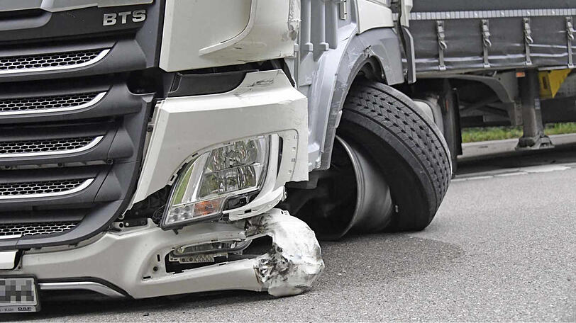 Die Bilder vom Unfallort in Sauerlach.