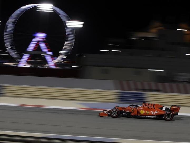 Spektakel in Bahrain: Ferrari-Pilot Sebastian Vettel dreht in Sakhir seine Runden.