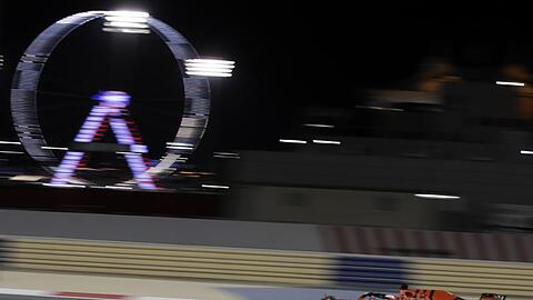 Spektakel in Bahrain: Ferrari-Pilot Sebastian Vettel dreht in Sakhir seine Runden.