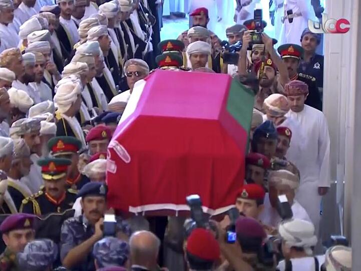 Soldaten tragen den Sarg des Sultans durch eine Moschee in Maskat.