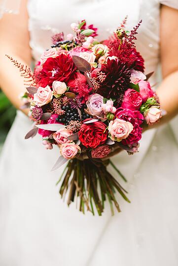 Alles will natürlich auch schön dekoriert sein, den passenden Blumenschmuck gibt es vom Dagelfinger Blumenhof im Wert von 1.075 €.