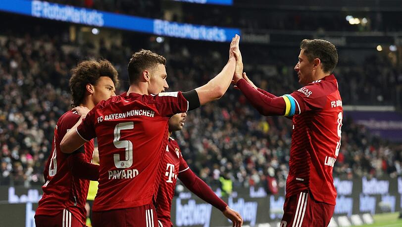 "Die Stimmung in der Mannschaft ist seit einer Woche deutlich besser, vorher war sie ein bisschen angespannt", sagt Trainer Nagelsmann über seine Bayern um Sané, Pavard und Lewandowski (v.l.).
