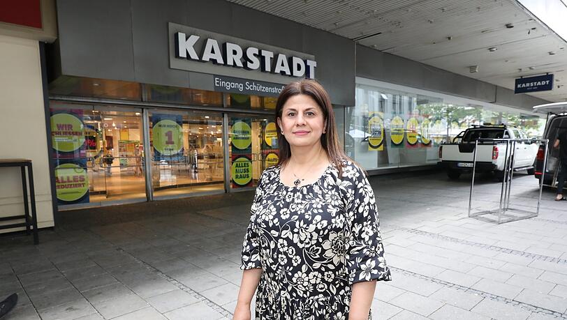 Seit 14 Jahren arbeitet Zerin Kader an der Kasse der Filiale zwischen Hauptbahnhof und Stachus. Dass damit nun Schluss ist, lässt ihr Herz bluten, wie sie sagt. In ihren Kolleginnen hat sie eine zweite Familie gefunden – ihre Verwandtschaft im Irak hat die 53-Jährige schon seit Jahren nicht mehr gesehen.