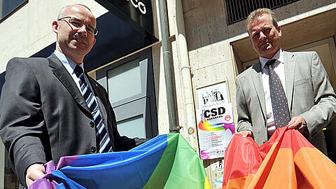 Dieter Barth (links) vom CSD&ndash;Förderverein überreicht OB Ulrich Maly die neue Regenbogenfahne. Das Symbol der Homosexuellen-Bewegung schmückt am Samstag das Rathaus.