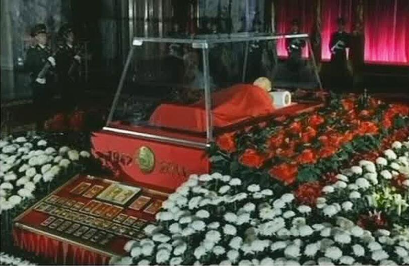 Der Leichnam des verstorbenen nordkoreanisch Diktator Kim Jong Il wurde am Dienstag in einem Glasarg öffentlich aufgebahrt.  Die Bilder von der Trauerfeier!