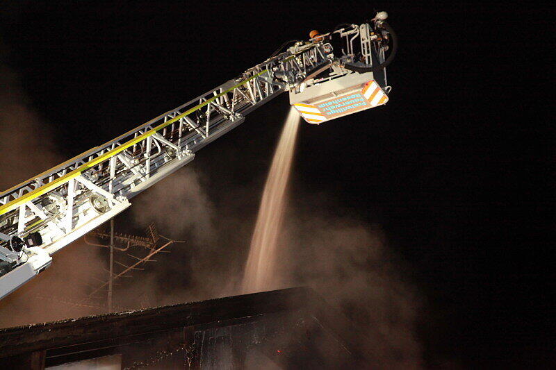 Die Feuerwehr im Kampf gegen die Flammen - Löscheinsatz erst von oben...