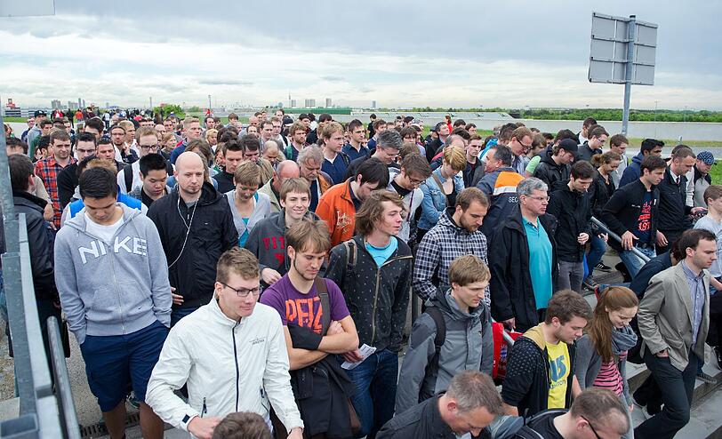 Champions League Finale 2013: Die Fans stürmen den Vorverkauf zum Public Viewing. Die Bilder vom Vorverkaufstart für die Allianz Arena