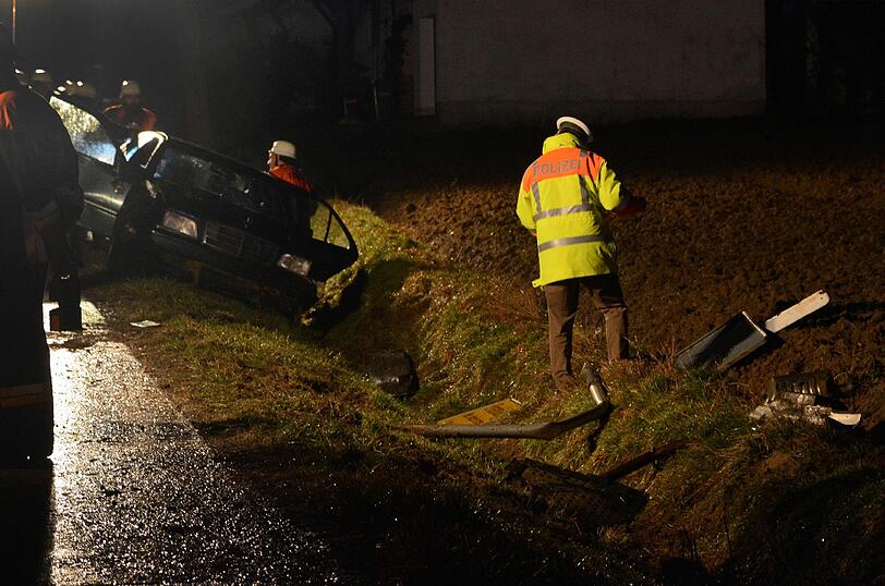Als Polizei und Feuerwehr am Unfallort ankamen, war vom Fahrer keine Spur. Die Bilder vom Einsatz.