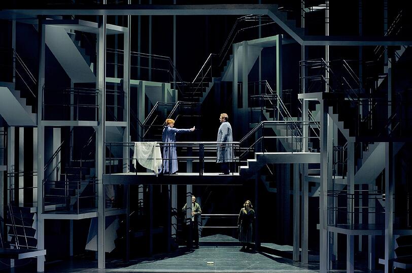 "Tristan und Isolde", Probenfoto von 2016, 1. Aufzug: Petra Lang (Isolde, oben, v.l.), Stephen Gould (Tristan) und Iain Paterson (Kurwenal, unten, v.l.) und Christa Mayer (Brangäne).