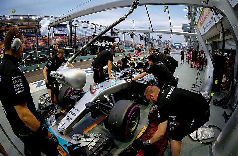 Nico Rosberg während eines Boxen-Stopps im Training zum Großen Preis von Singapur.