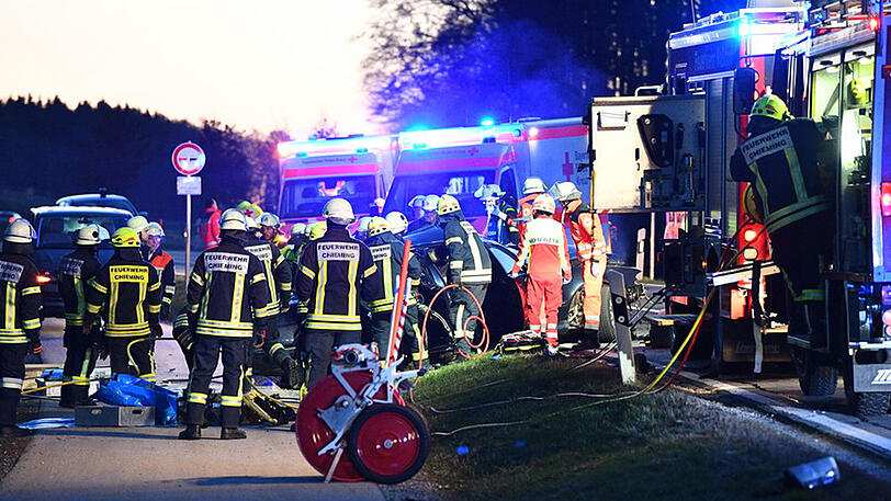 Schwerer Unfall bei Traunstein - zwei Personen schwer verletzt.