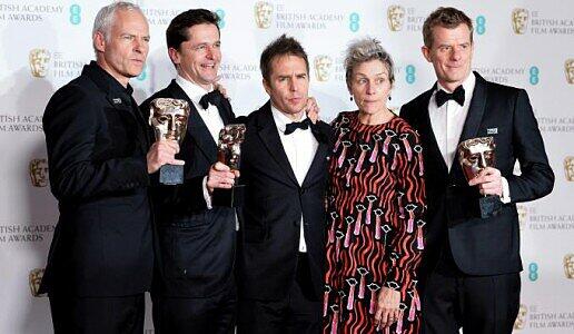 "Three Billboards Outside Ebbing, Missouri" räumte bei der Verleihung der BAFTAs in London ab und konnte insgesamt fünf Auszeichnungen gewinnen. Von links: Regisseur Martin McDonagh, Produzent Pete Czernin, Darsteller Sam Rockwell, Darstellerin Frances McDormand, und Produzent Graham Broadbent.