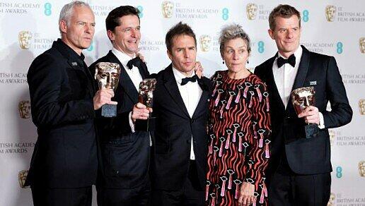 "Three Billboards Outside Ebbing, Missouri" räumte bei der Verleihung der BAFTAs in London ab und konnte insgesamt fünf Auszeichnungen gewinnen. Von links: Regisseur Martin McDonagh, Produzent Pete Czernin, Darsteller Sam Rockwell, Darstellerin Frances McDormand, und Produzent Graham Broadbent.