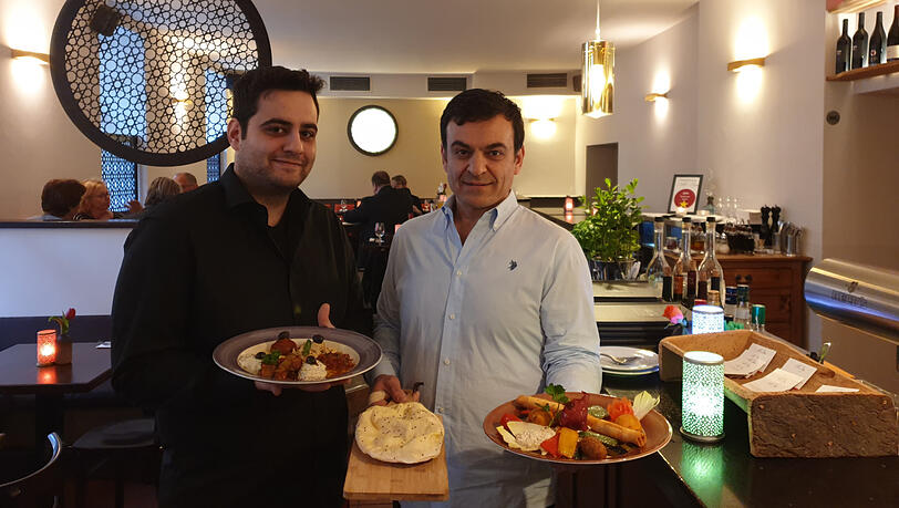 Ali Dogan (r.) und sein Sohn Koray mit der Vorspeisenplatte. Ali Dogan (r.) und sein Sohn Koray mit der Vorspeisenplatte.