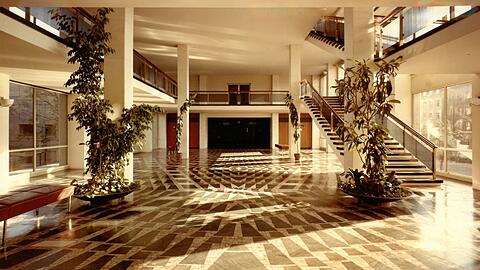 Foyer des Backsteingebäudes, damals mit zehn Stockwerken das höchste Amtsgebäude in der Stadt.