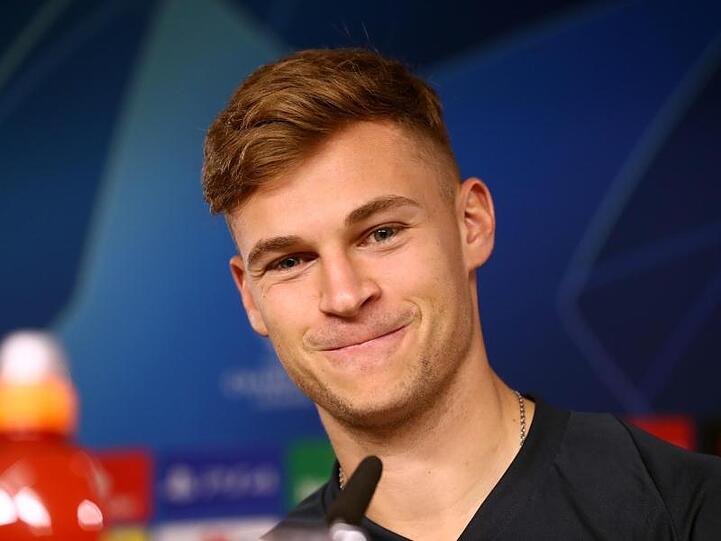 Spieler Joshua Kimmich vom FC Bayern München lächelt während einer Pressekonferenz. Foto: Alexander Hassenstein/Bongarts Pool/dpa/Archivbild