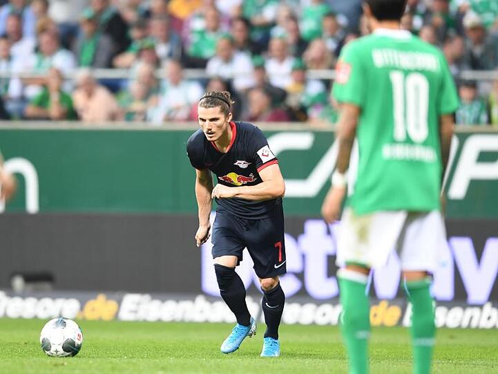 Leipzigs Marcel Sabitzer (l) erzielt mit einem Freistoß das 2:0 gegen Werder Bremen.