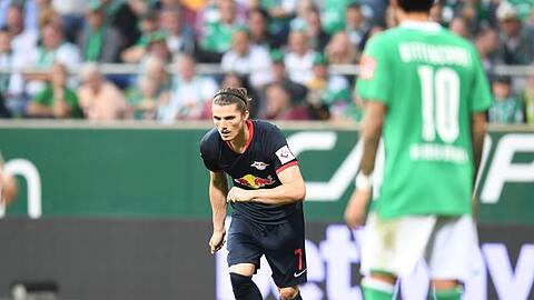 Leipzigs Marcel Sabitzer (l) erzielt mit einem Freistoß das 2:0 gegen Werder Bremen.