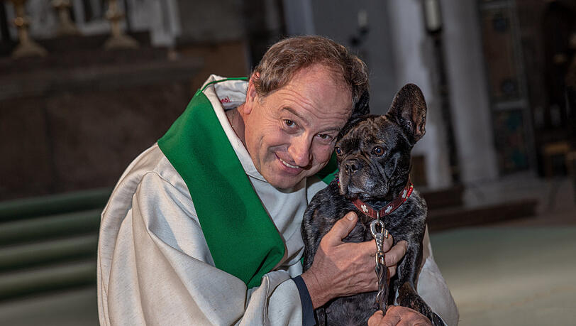 Pfarrer Schießler mit Hund Pia in seiner Kirche. Pfarrer Schießler mit Hund Pia in seiner Kirche.
