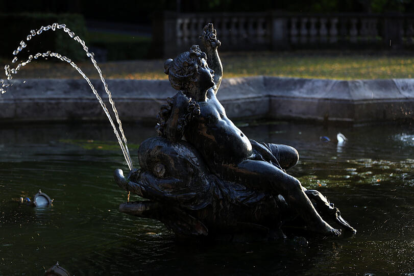 Einer von vier wasserspeienden Delfinreitern im Brunnen.