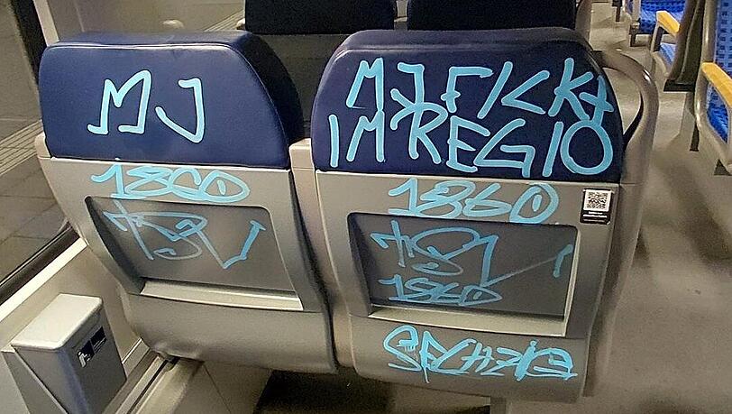 Einsatzkräfte der Bundespolizei waren zur Ankunftsüberwachung der 1860-Fans am Münchner Hauptbahnhof eingesetzt und stellten die Sachbeschädigung fest. Einsatzkräfte der Bundespolizei waren zur Ankunftsüberwachung der 1860-Fans am Münchner Hauptbahnhof eingesetzt und stellten die Sachbeschädigung fest.