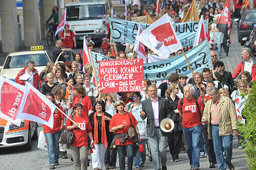 Sie streiken - für höhere Löhne und bessere Arbeitsbedingungen. Mehr als 1000 Erzieherinnen und Erzieher haben sich in Nürnberg am Ausstand beteiligt.