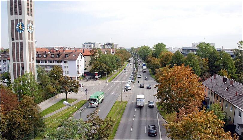 VORHER: Auch auf der Heckenstallerstraße bei St. Thomas Morus (l.) geht&rsquo;s derzeit sechsspurig dahin.