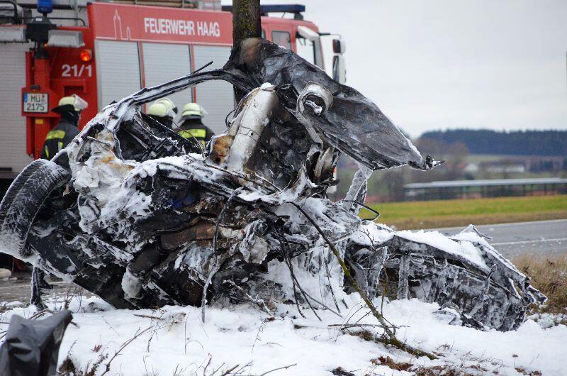 Horror-Unfall am Tag von Heiligabend: Ein Auto ist auf der B12 gegen einen Baum geschleudert. Der Insasse verbrannte im Wrack.