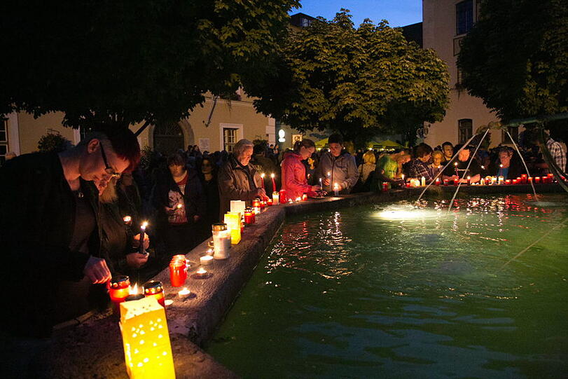 Stille Trauer und ein Zeichen gegen Gewalt: Die Bad Reichenhaller demonstrieren und zünden Kerzen an nach dem Mord in der WM-Nacht.