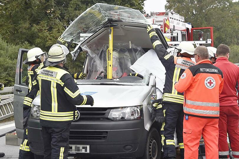 Bei dem Unfall auf der A995 wurde ein Mann verletzt. Die Bilder vom Rettungseinsatz!