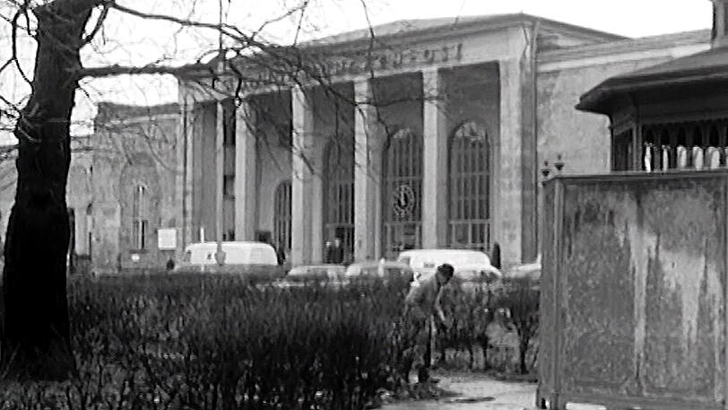 Endstation: der (später abgerissene) Ostbahnhof mit altem Pissoir.