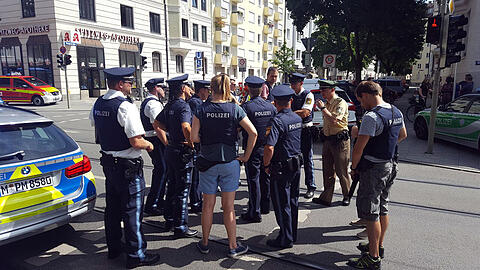 Ein Großaufgebot der Polizei sucht derzeit das Gebiet zwischen Josephsplatz und Hohenzollernplatz ab.