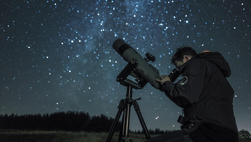 Hat sich der Astronomie und dem Kampf gegen die Lichtverschmutzung verschrieben: Der Münchner 'Mann der Sterne', Manuel Philipp, an einem Teleskop. Hat sich der Astronomie und dem Kampf gegen die Lichtverschmutzung verschrieben: Der Münchner 'Mann der Sterne', Manuel Philipp, an einem Teleskop.
