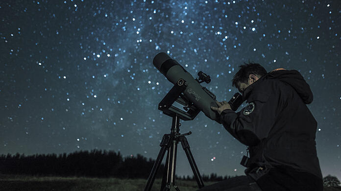 Hat sich der Astronomie und dem Kampf gegen die Lichtverschmutzung verschrieben: Der Münchner 'Mann der Sterne', Manuel Philipp, an einem Teleskop.