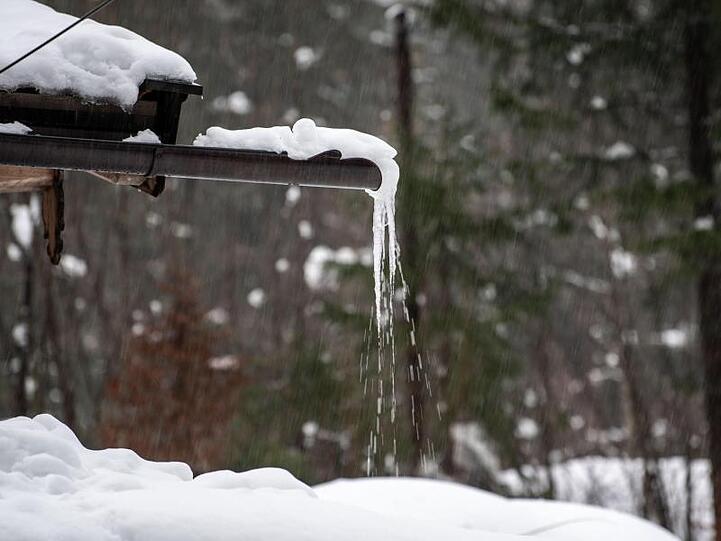 Im verschneiten Südbayern entspannt sich die Wetterlage weiter. Foto: Lino Mirgeler/Archiv