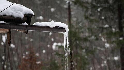 Im verschneiten Südbayern entspannt sich die Wetterlage weiter. Foto: Lino Mirgeler/Archiv