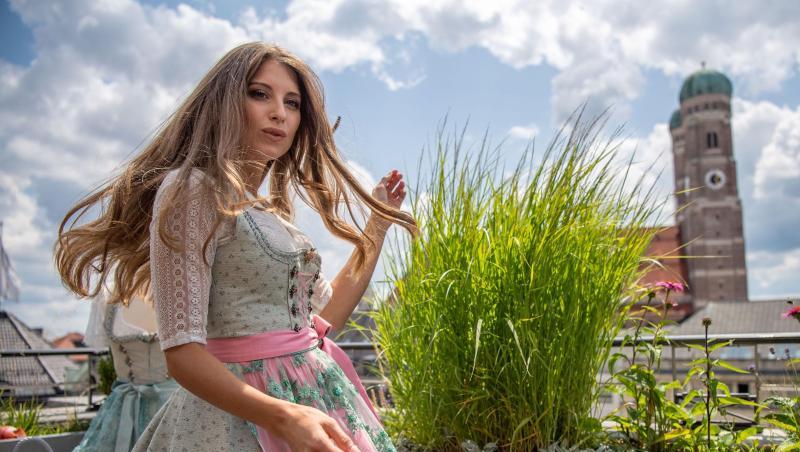 Cathy Hummels, Influencerin, steht im Dirndl vor der Münchener Frauenkirche auf einem Dachgarten. Foto: Lino Mirgeler Cathy Hummels, Influencerin, steht im Dirndl vor der Münchener Frauenkirche auf einem Dachgarten. Foto: Lino Mirgeler
